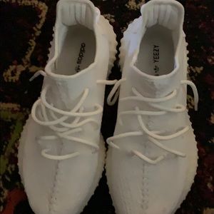Size 10 Men’s Authentic cream Yeezy
